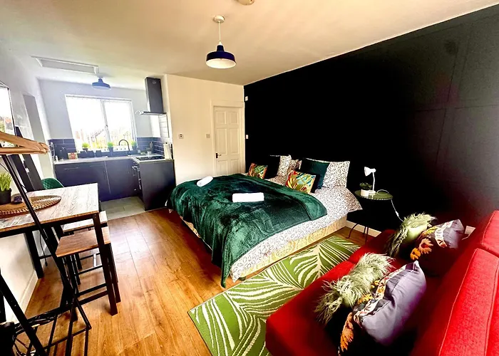 Studio Annexe By Papermill, Deeside - En-Suite, Heswall