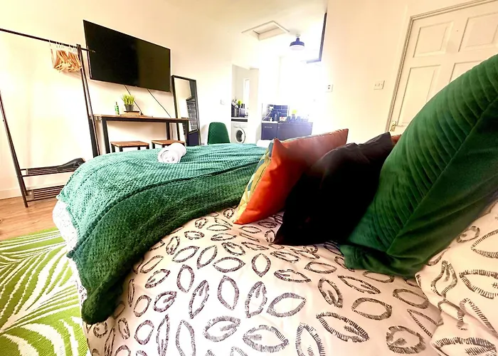 Studio Annexe By Papermill, Deeside - En-Suite, Heswall