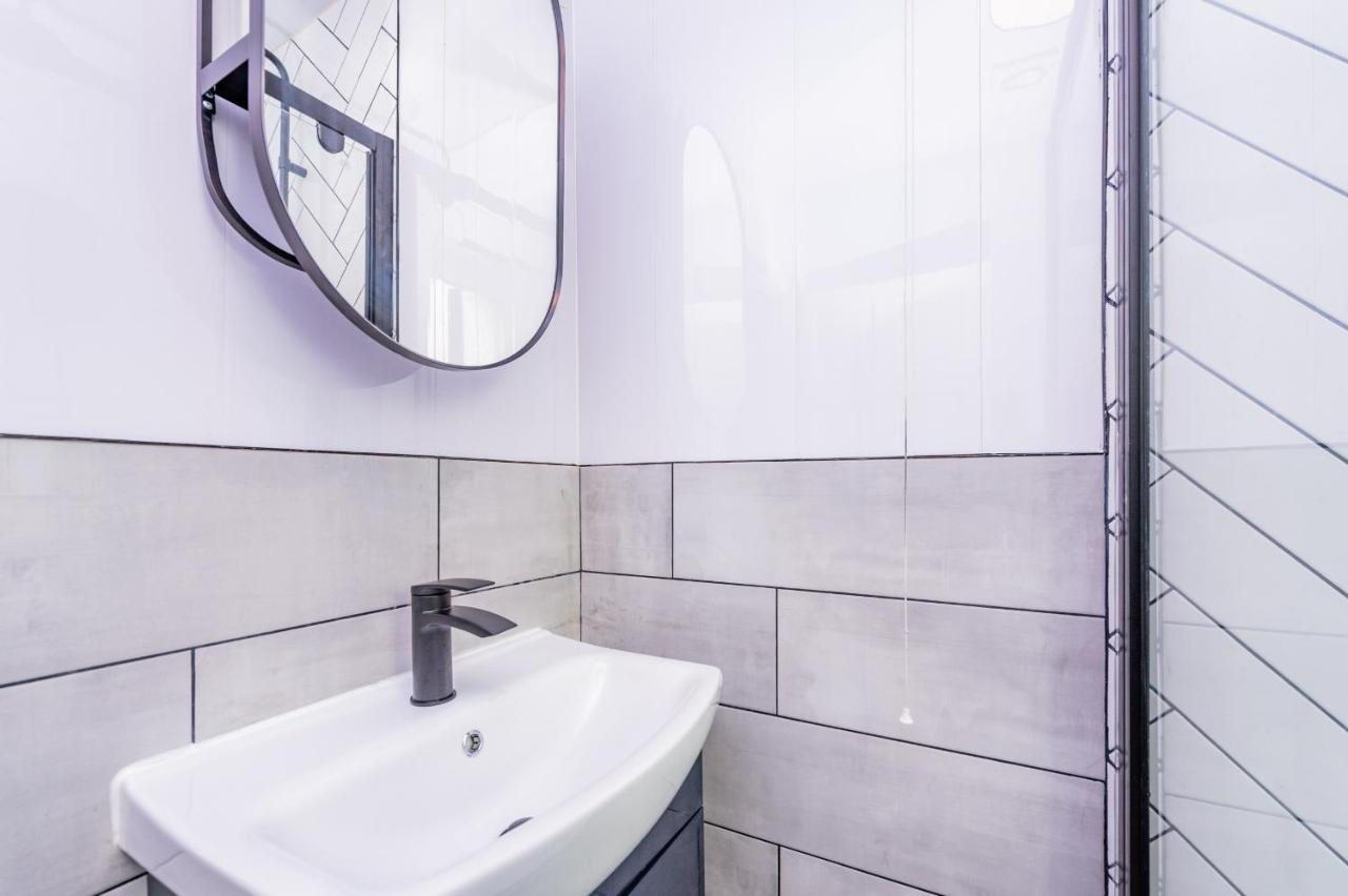 Annexe By Papermill, Deeside - En-suite, Heswall
