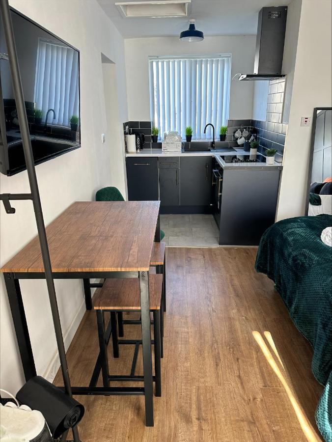 Annexe By Papermill, Deeside - En-suite, Apartment Heswall