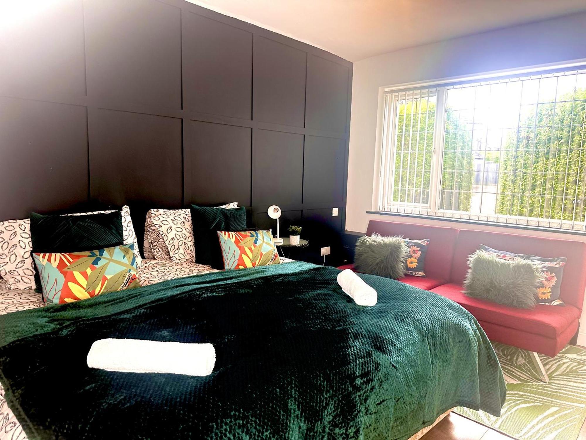 Annexe By Papermill, Deeside - En-suite, * Heswall